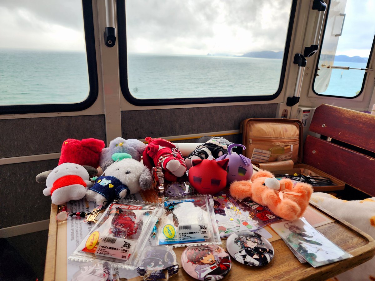 나유님이랑 2박 3일 부산-대구 여행을 갔다왔어요❤️💚
엄청난 적녹 씹덕여행이었습니다...
원데이클래스로 레진아트 키링도 만들고 커스텀 칵테일도 마시고 향수도 만들고 행복했다