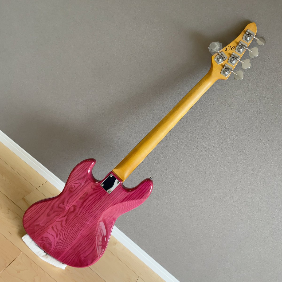 moometaldeath's tweet photo. MNG🎸
ピルんちゃんが我が家に！
思ってたより落ち着いたピンクで木目も素敵💓4ヶ月待った甲斐がありました！
初ベース練習するぞー🎸
引越を早く終わらせなければ。
まずはNEKiを初めて知ったGet Overのスラップが弾けたらいいなぁ。。（初心者なので無理）wかなでん頑張って練習するよ👍
#NEKI https://t.co/XGcDaBsuaG