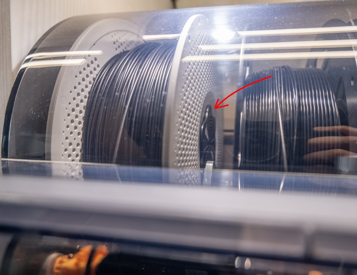 I can't believe I only now thought of this... 🤦‍♂️

You can pack so much more desiccant into the AMS unit if you also put desiccant into the middle of the spools.

I used this model (but there are a lot of them): makerworld.com/en/models/1218…