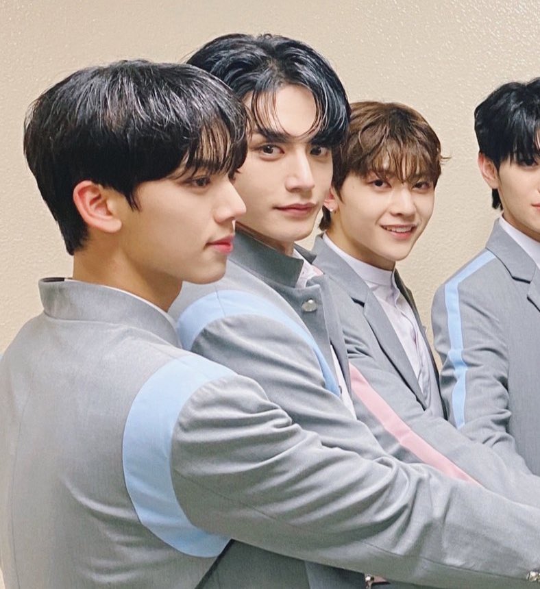 jiwoongiez's tweet photo. yujin is taller than jiwoong now…. https://t.co/rsMNaQTtRw