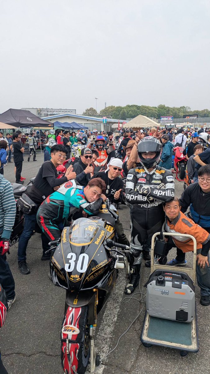 誰かがゲームで俺のバイクを再現してくれてたので、それを実写化してカメラマンに撮影してもらう為にmcfajクラブマンロードレースで筑波に行ってきました。

本日も応援お手伝いしていただいたデスクロスの皆様ありがとうございました。

ザス☆マジック万歳‼️