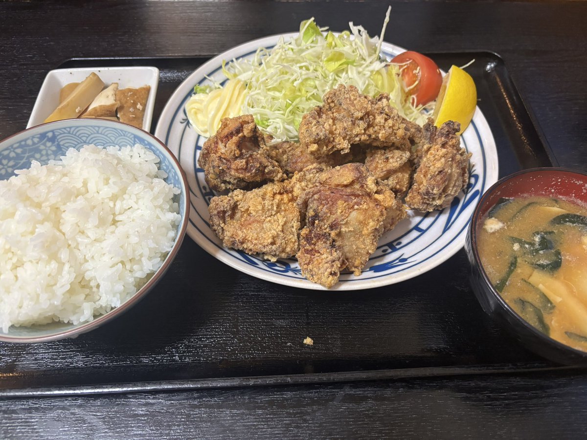 爺の家の芝桜。満開で綺麗だったなぁ☺️春は綺麗な花があちこちに咲いていてポカポカ陽気で気持ちいい。今日は少し☁️空だったけど…
一年で1番好きな季節。春がもっと長ければ良いのにって毎年思う。暑いのは嫌い🫠夜はいつもの定食屋さん。このボリュームで890円は安すぎだ。どれもこれ美味✨
