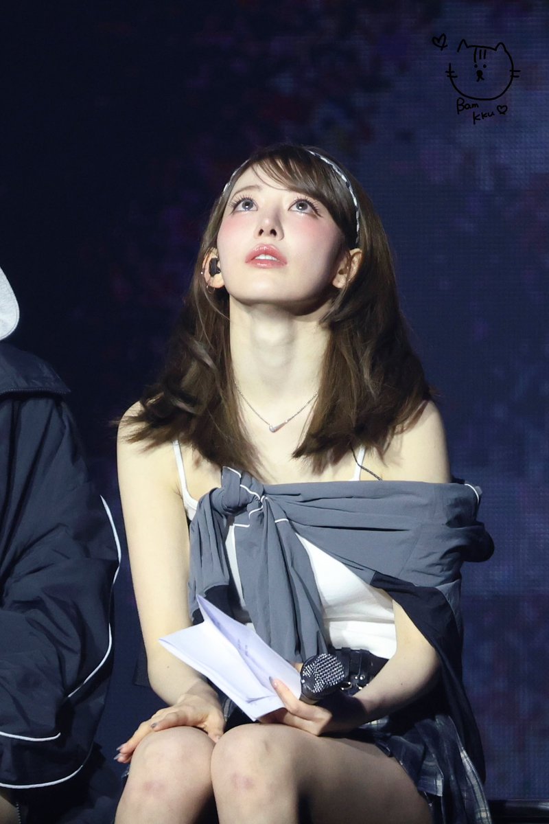 sakichae's tweet photo. she deserves the world https://t.co/z50yFSKzw1