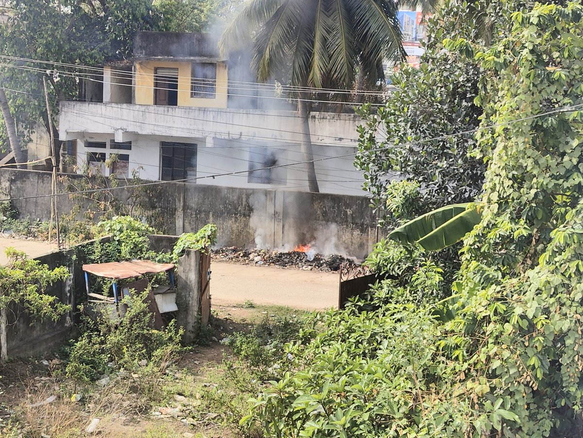 infoguru10's tweet photo. Area:  Kumanachavadi very improper waste disposal system . The workers are burning garbage on roadside . Kindly take action immediately.
 @CMOTamilnadu
@chennaicorp @avadi_corpn @PriyarajanDMK 
#chennai #Garbage #cmhelpline https://t.co/sfF5UP24aM