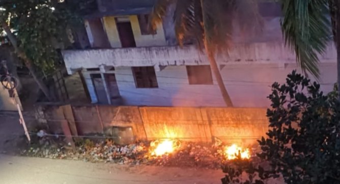infoguru10's tweet photo. Area:  Kumanachavadi very improper waste disposal system . The workers are burning garbage on roadside . Kindly take action immediately.
 @CMOTamilnadu
@chennaicorp @avadi_corpn @PriyarajanDMK 
#chennai #Garbage #cmhelpline https://t.co/sfF5UP24aM