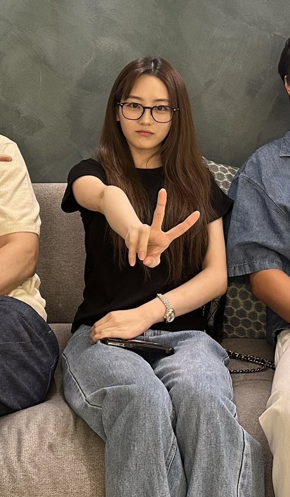 for_yihyun's tweet photo. accidentally bump into this photo and its my first time seeing it. DAMN SHE LOOKS SO FINE 😭 https://t.co/0DRqBYexGT