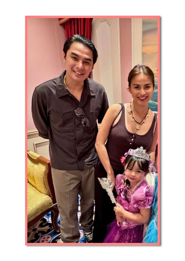 Bing2507's tweet photo. Mclisse with Felize at Hongkong Disneyland. Enjoy little fam!
#Mclisse
#Felize https://t.co/U2BFvynaF7