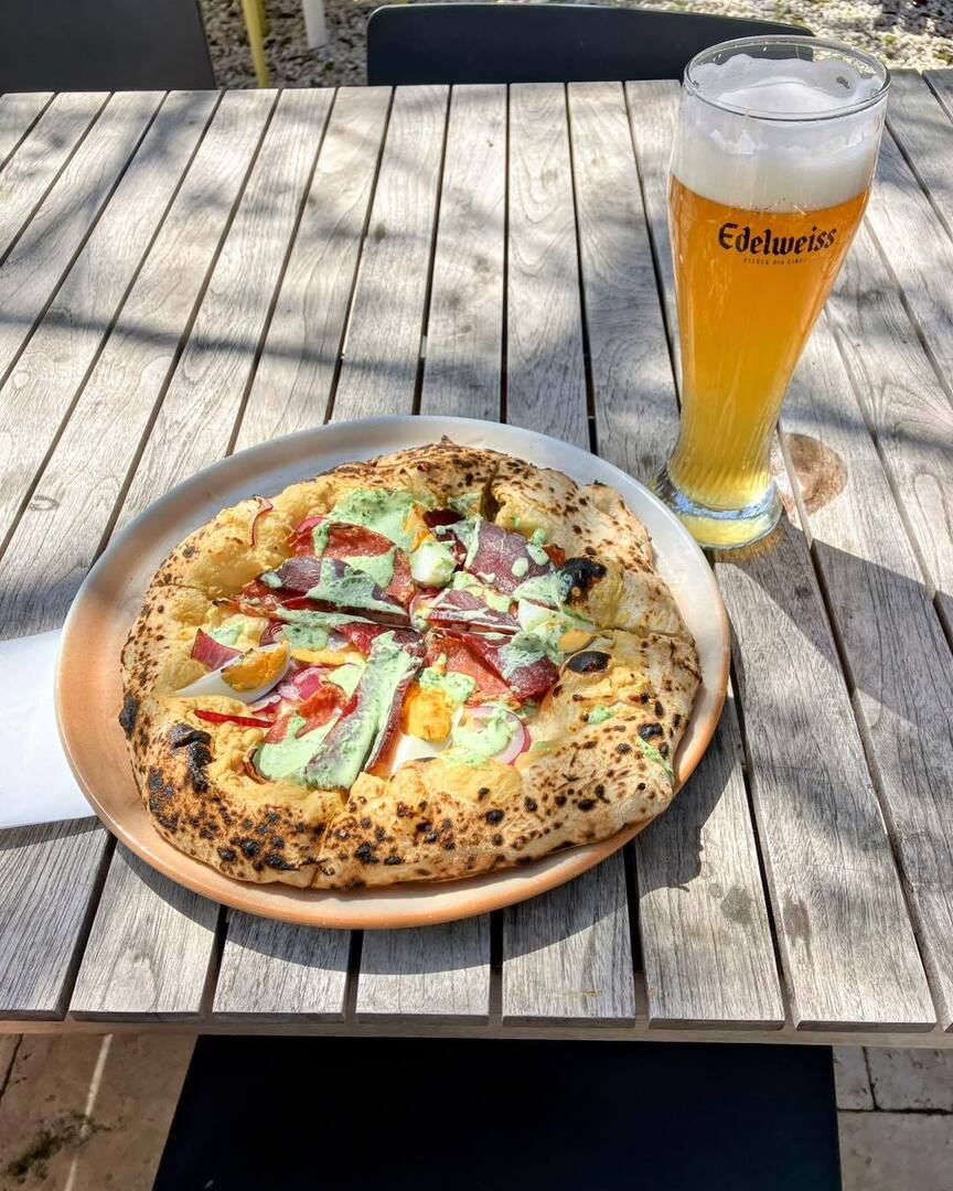 PalKerekfy's tweet photo. Húsvét kedvence. És nekem is nagyon ízlett Balázs Attila pizzamester alkotása.
#lightlunch #könnyűebéd #lunch #ebéd #mittagessen #nekemabalaton #nánásiék #nekemabalatonnánásiék #akarattya #balatonakarattya #pizza #pizzatime #pizzaparty #pizzalover #pizzanapoletana … https://t.co/WaUcnuB928