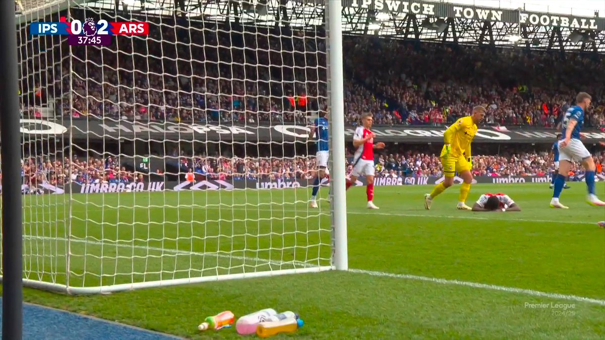 Bukayo Saka owners look away 🫣

The Arsenal midfielder misses a golden chance to score

#FPL #IPSARS