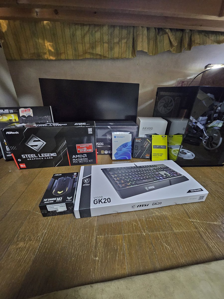f239ti2620's tweet photo. 久しぶりに(18年ぶり？)PCを組みたく、ゆっくりパーツ購入中です(笑)
RX9070XTを札幌ツクモで普通の金額で購入できました。まだまだ品薄らしいですね－。一緒にモニターも購入…これで30万こえたか…まだCPUが来ない…(アリエク)
#自作PC 
#AMD好き https://t.co/AXMCEQCSjg