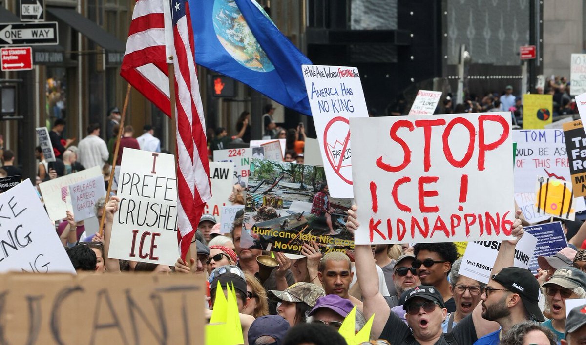 TOPXNews's tweet image. 🌍 Protests erupt nationwide as citizens voice their dissent against President Trump's policies. From coast to coast, demonstrators are uniting for change and demanding accountability. ✊🏽 Together, we can amplify our voices! #ProtestForChange #Resist #UnitedForJustice