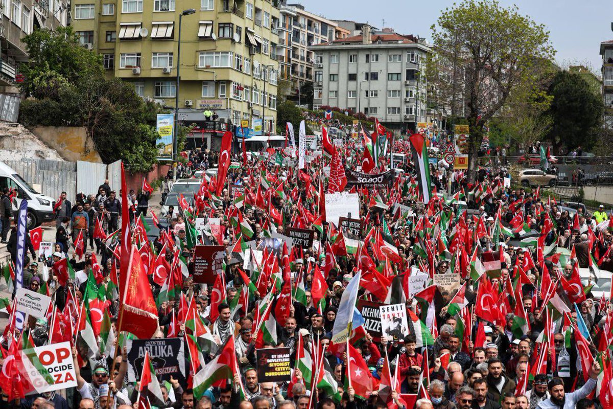 🇵🇸 Soykırıma sessiz kalmamak, Filistinli kardeşlerimizin yanında olduğumuzu göstermek için Üsküdar Meydanı’nda tek yürek haykırıyoruz!

#filistin