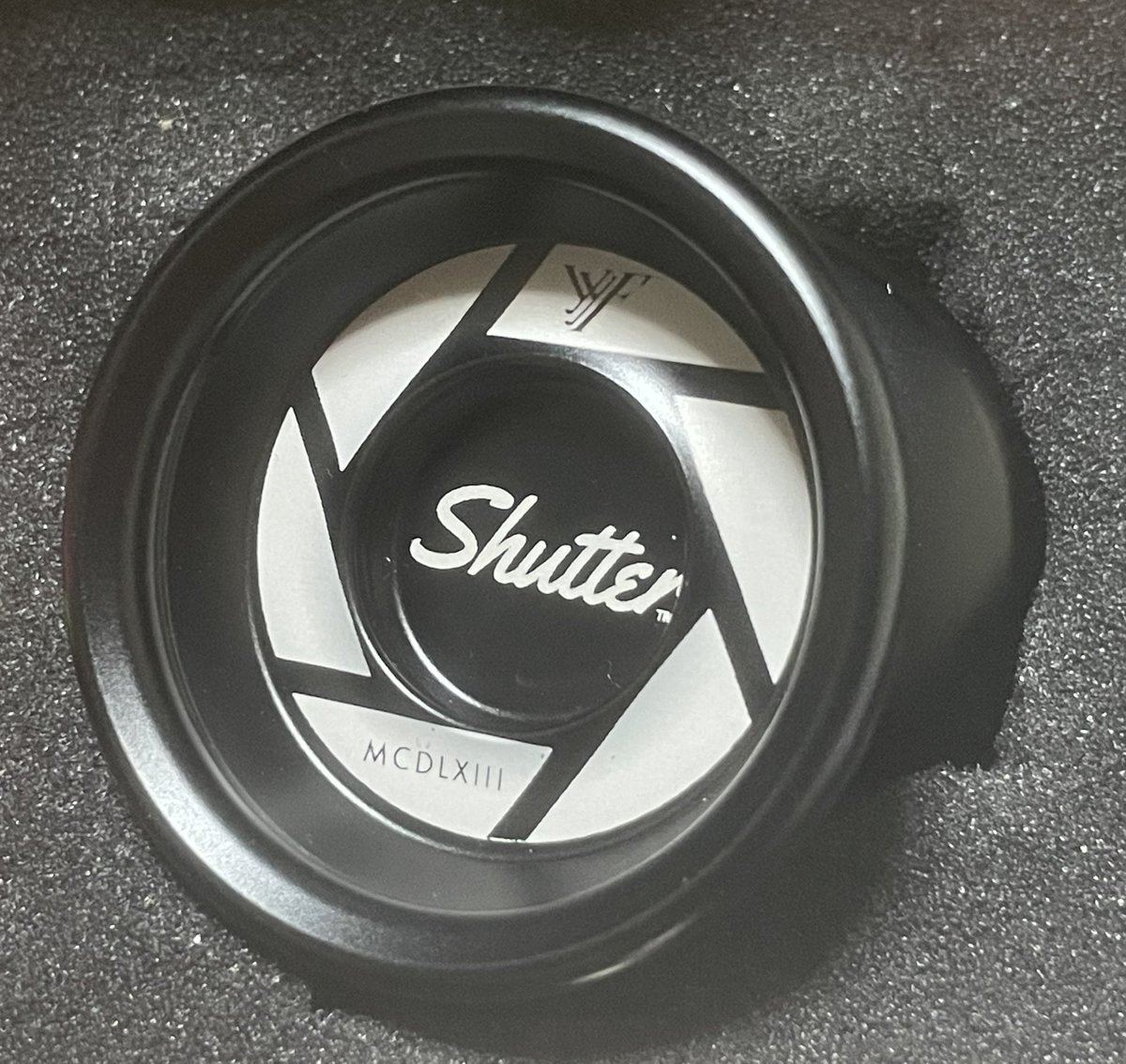 shutter_krownst's tweet image. #シャッター系
#gentrystein
#yoyofactory

黒色のシャッター。
ぱっと見では至って普通のカラー&amp;amp;ロゴであるシャッターですが、実はいくつか異なる点がある珍しいシャッターです😌

ちなみにこちらの黒シャッターは、WYYC2023のリワインドブースで販売されました。