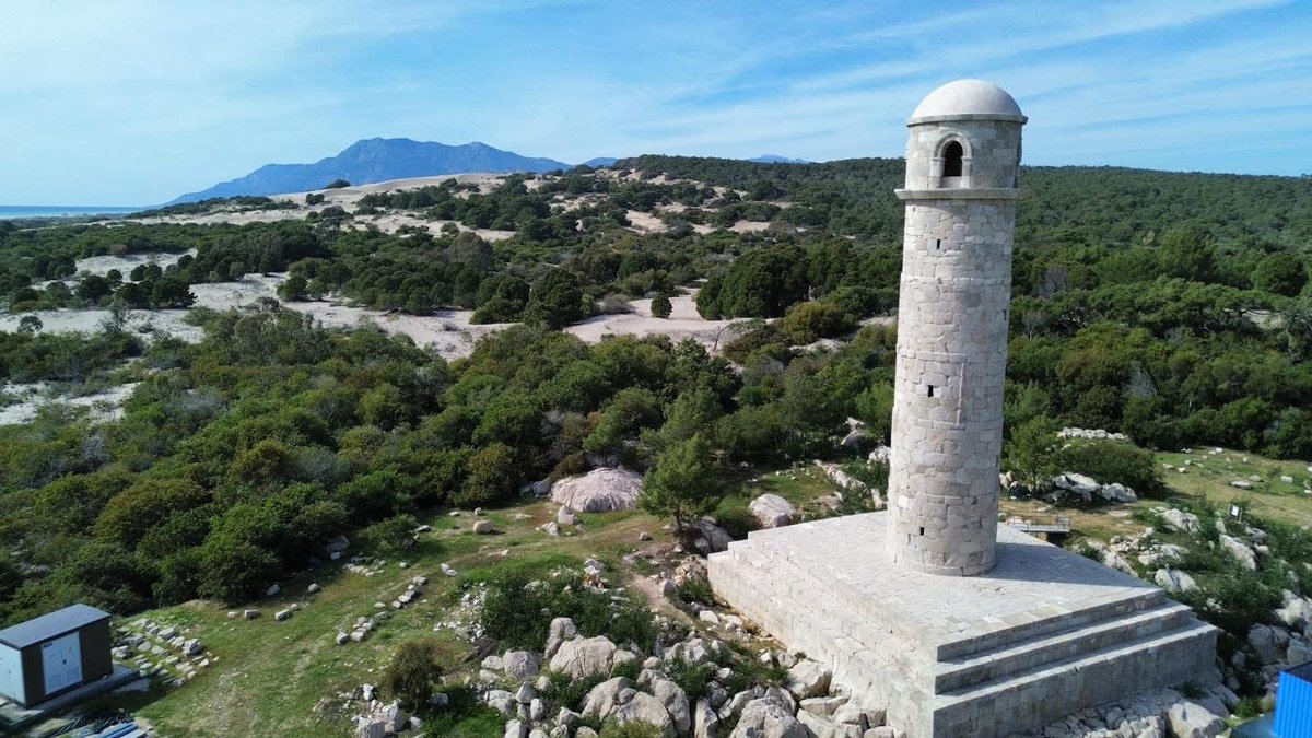 MS 64’de Roma İmparatoru Neron tarafından yaptırılan ve 1481’de Rodos depreminde oluşan tsunami ile yıkılan, bölgedeki yerel kireçtaşları ile inşa edilmiş Patara antik kentindeki (Antalya) deniz feneri, toplam 2500 adet özgün doğal taşı kullanılarak yeniden ayağa kaldırıldı.
📷AA