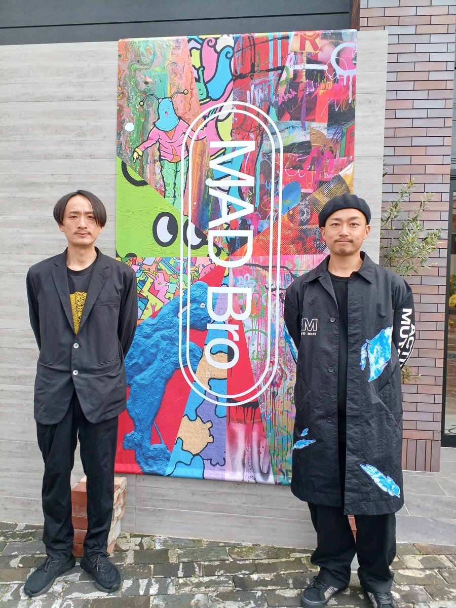 yosuke06138347's tweet photo. なぜか無性に彼等の作品が見たくなり、初の兄弟展となる『MAD Bro』を見に行きました。
お二人のエッジがきいているのに、人懐っこい作品に酔いしれました✨
PO氏の心を溶かす即興アンビエント演奏、mo氏のポエトリーリーディングような絵の解説。作品が宇宙に突き抜けてました✨ https://t.co/VSZMWpRlrU