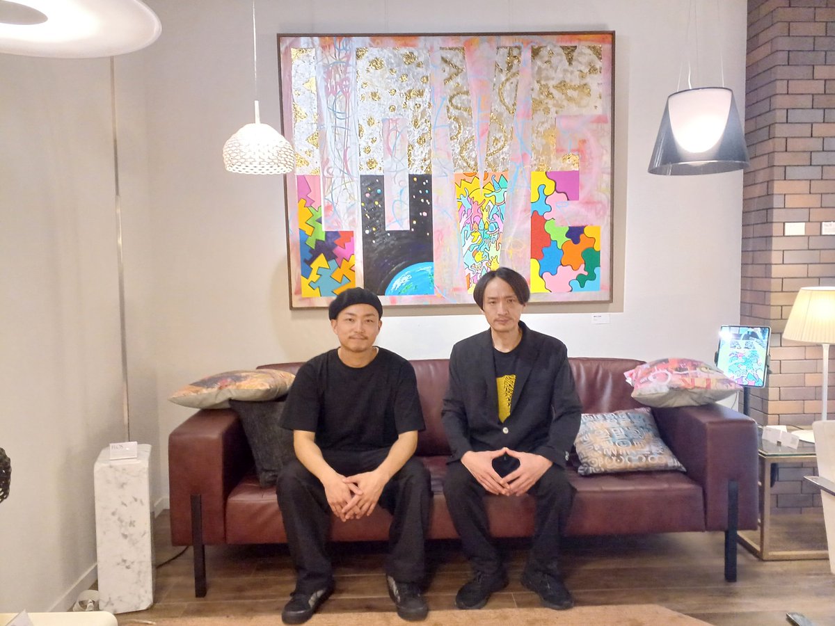 yosuke06138347's tweet photo. なぜか無性に彼等の作品が見たくなり、初の兄弟展となる『MAD Bro』を見に行きました。
お二人のエッジがきいているのに、人懐っこい作品に酔いしれました✨
PO氏の心を溶かす即興アンビエント演奏、mo氏のポエトリーリーディングような絵の解説。作品が宇宙に突き抜けてました✨ https://t.co/VSZMWpRlrU
