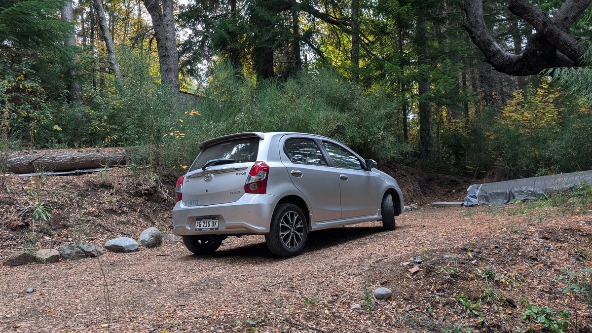 GuidoTonelli's tweet photo. fruta noble el #Etios. Hace mucho no lo manejaba y me cansé de recomendarlo como 1er auto. Lo alquilamos unos días en el sur y revalidé virtudes: motor eficiente, me entraron dos valijas, multimedia completa, y se la recontrabancó. Será extrañado. https://t.co/kUpvKDYL3W
