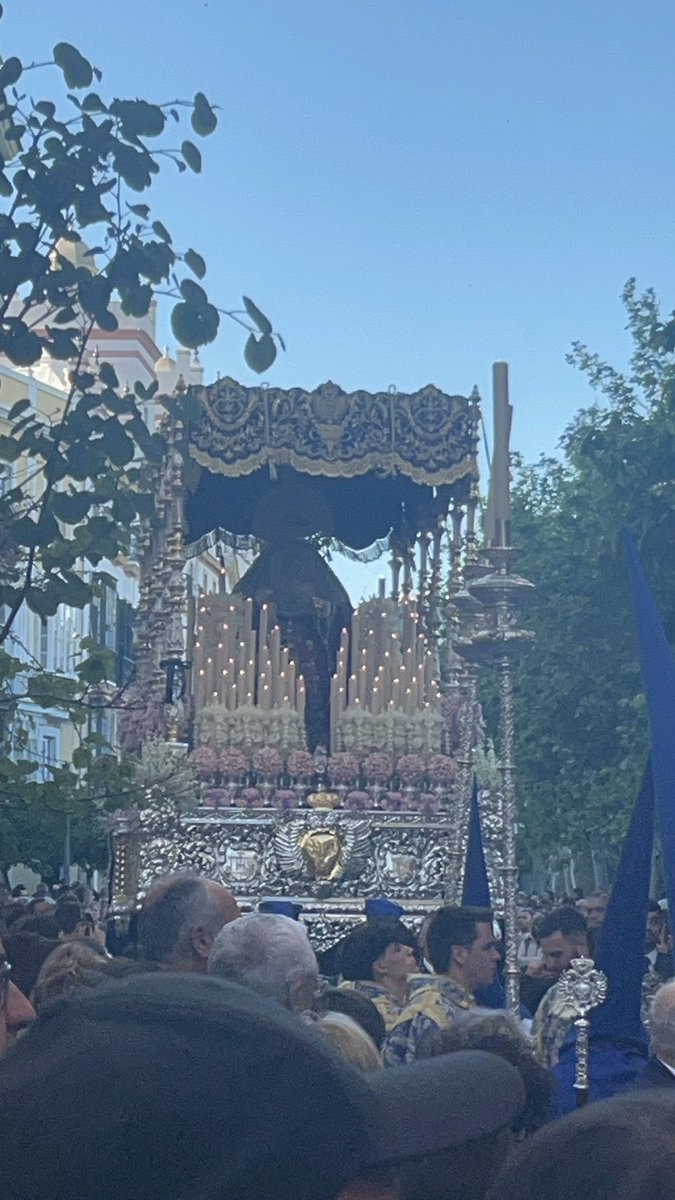 Cofradía expiración saliendo de plaza España Cádiz 
#SemanaSanta2025 #cadiz #victoria #parati #viernessanto2025