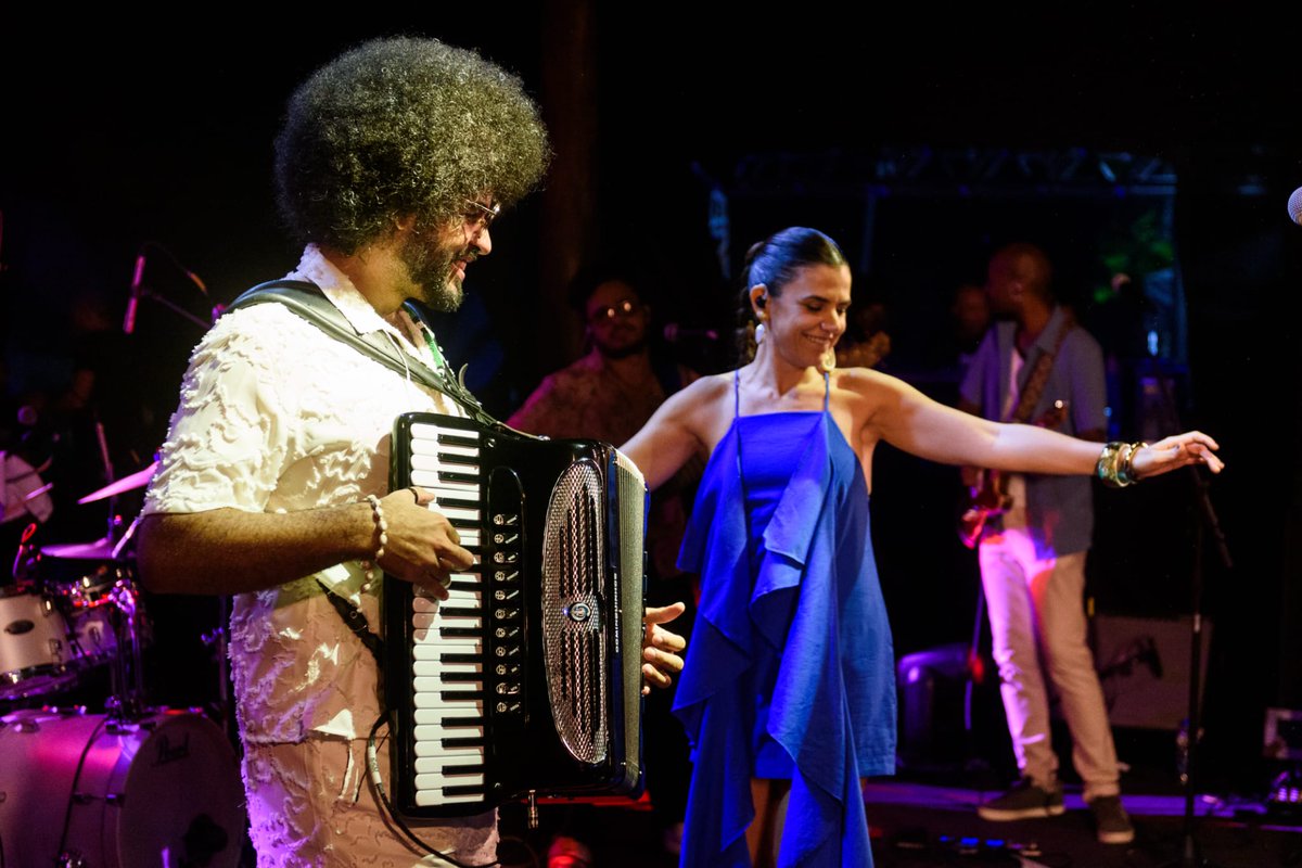FestivalSunset_'s tweet photo. clicks de ontem: @Mestrinho8  convida @marianaaydar  Muito xote, romance no ar e teve até quadrilha na plateia! 📸: @rogeriovkruger #SunsetRioInstrumental #Mestrinho #MarianaAydar https://t.co/qiTezX0FGk
