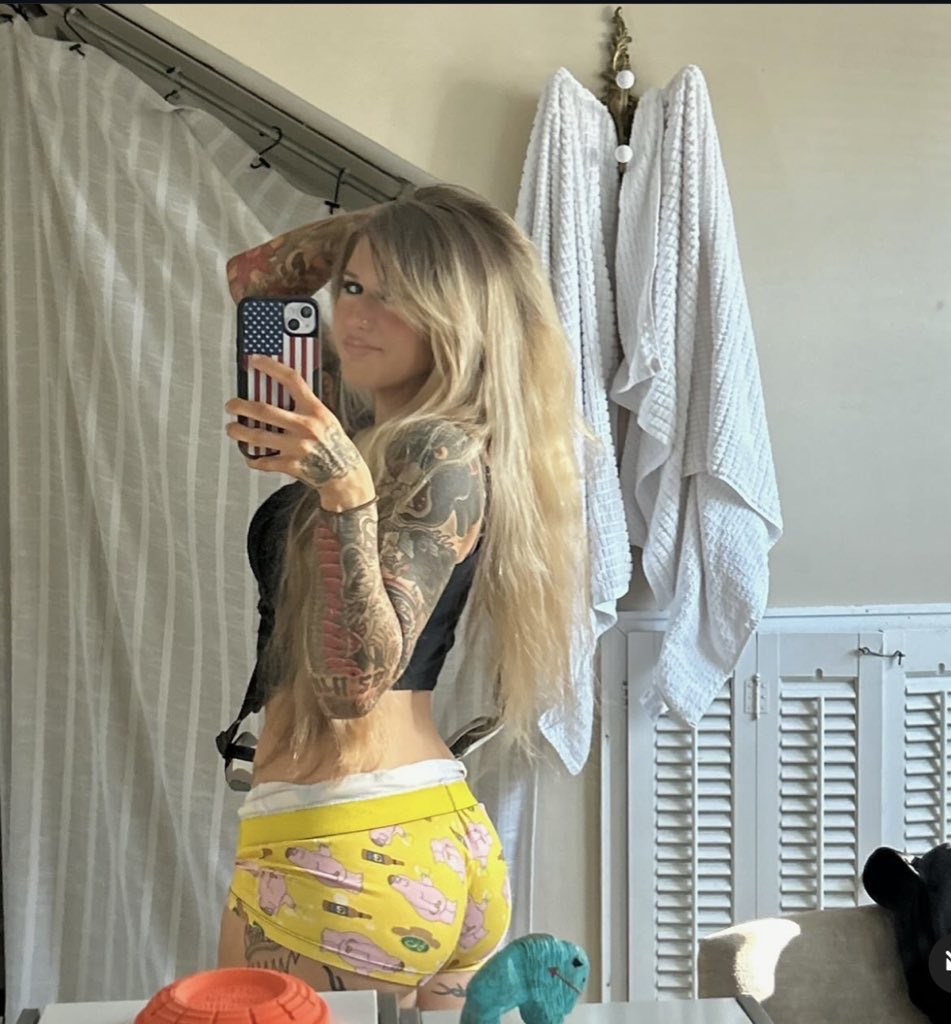 Happy Easter! RT if I can show up with bunny ears and hop on that carrot 🐇🥕😭