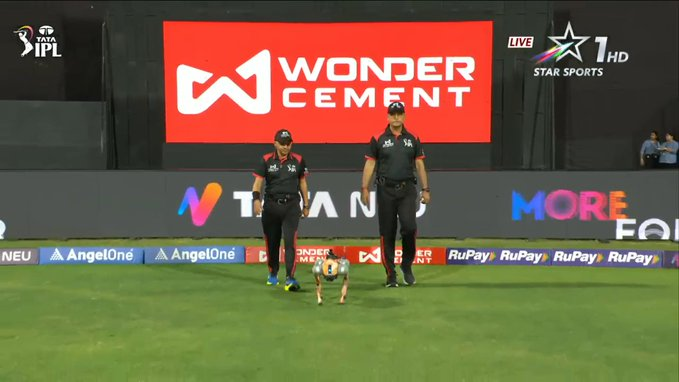 Akaran_1's tweet image. IPL robot cam now has a name: &apos;Champak&apos;! 🤖🔥

#IPL2025 #Champak #RobotCam #CricketInnovation #IPLFun