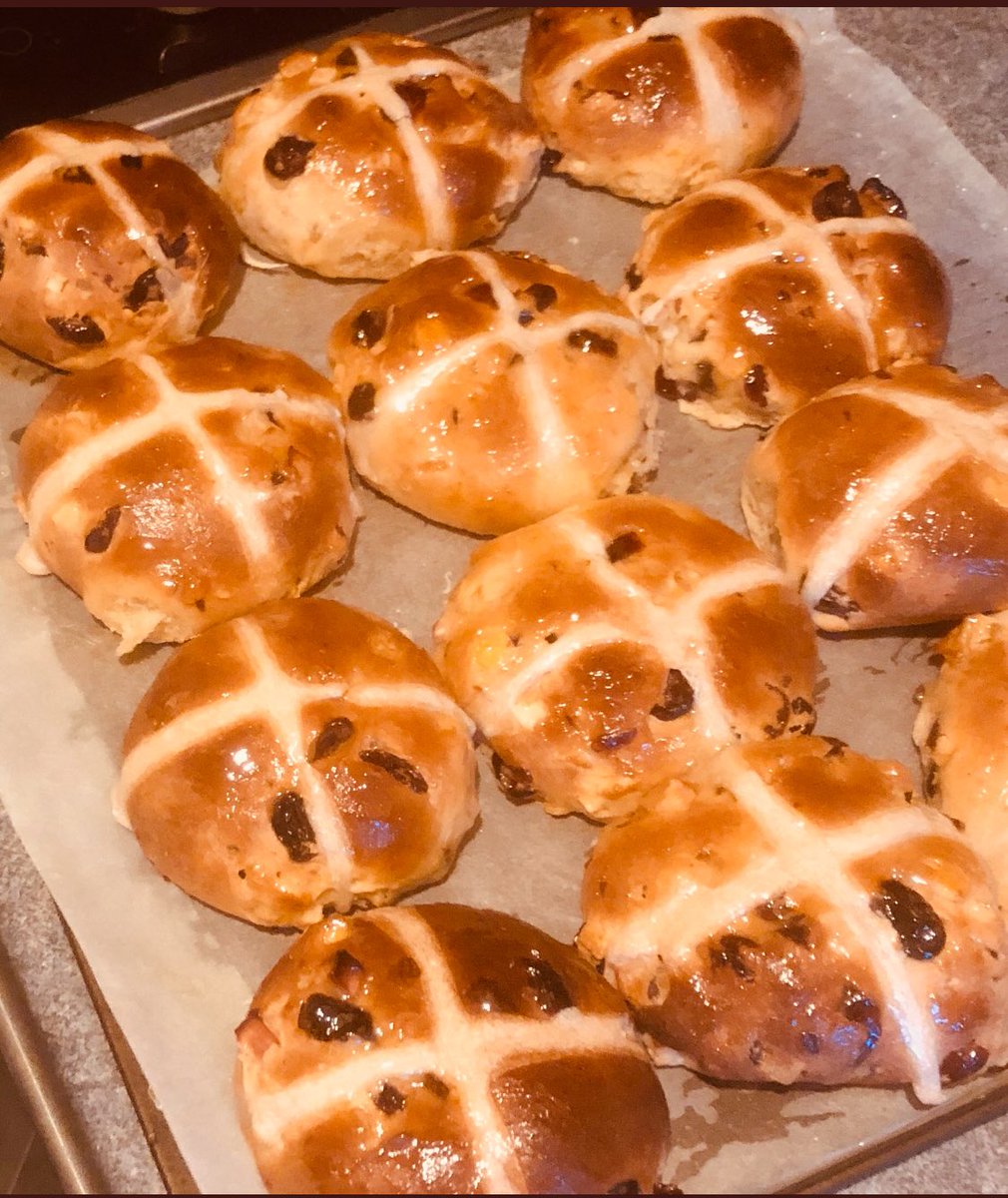 MrSteveBee's tweet photo. Some #Easter fayre
#HotXBuns
#SimnelCake
#RockyRoad
#ChocolateCake https://t.co/Dpl08gGvWX