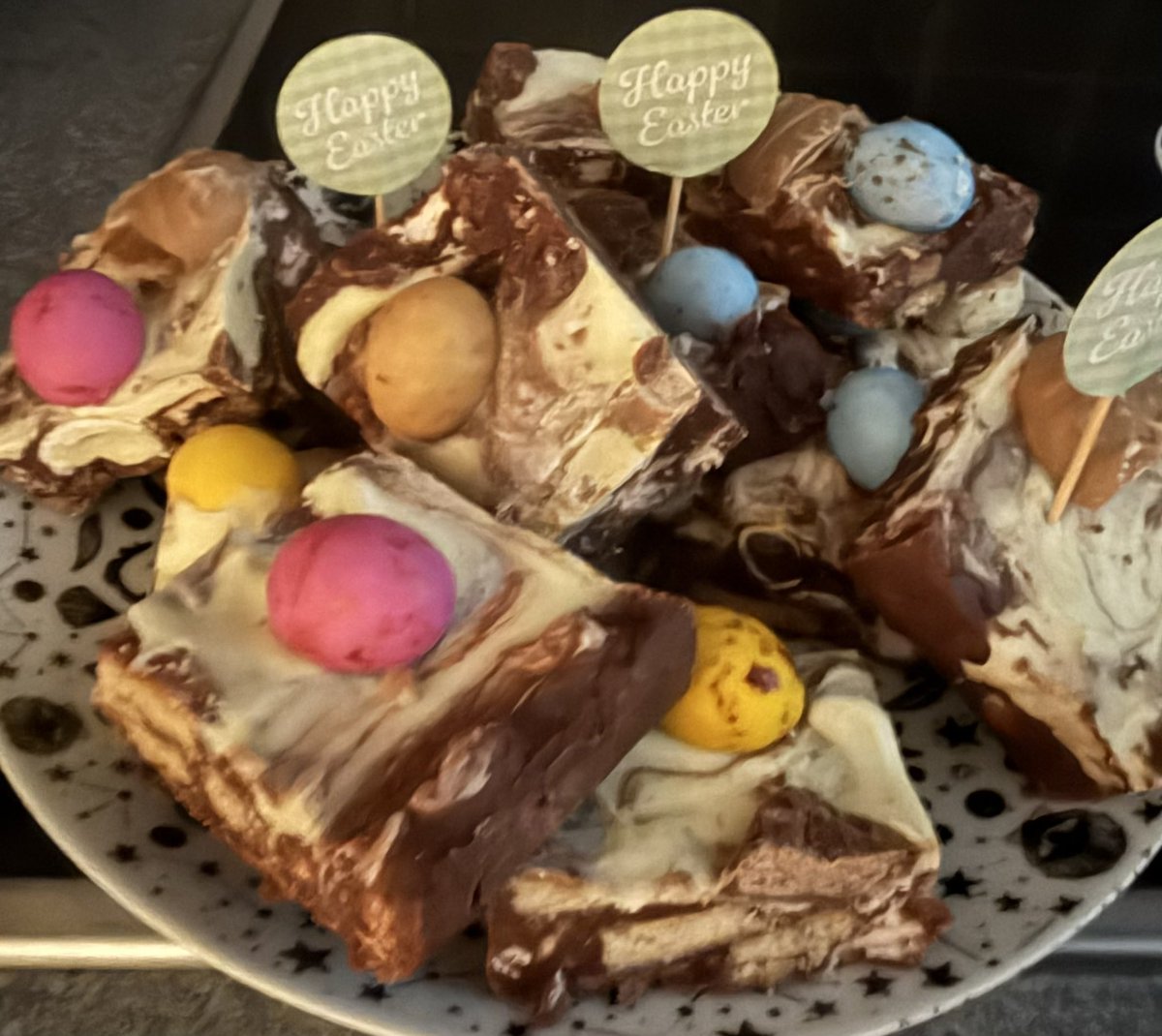 MrSteveBee's tweet photo. Some #Easter fayre
#HotXBuns
#SimnelCake
#RockyRoad
#ChocolateCake https://t.co/Dpl08gGvWX