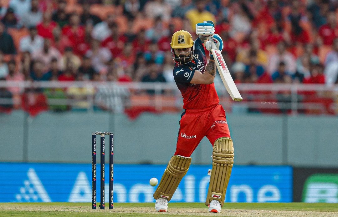 RCB को सिर्फ बैंगलोर से बाहर ही खेलने दो।
बाहर 5 मैच = 5 जीत
बैंगलोर 3 मैच = 3 हार 

किंग विराट कोहली  IPL इतिहास में सबसे अधिक अर्धशतक 67 लगाने वाले खिलाड़ी बने ।