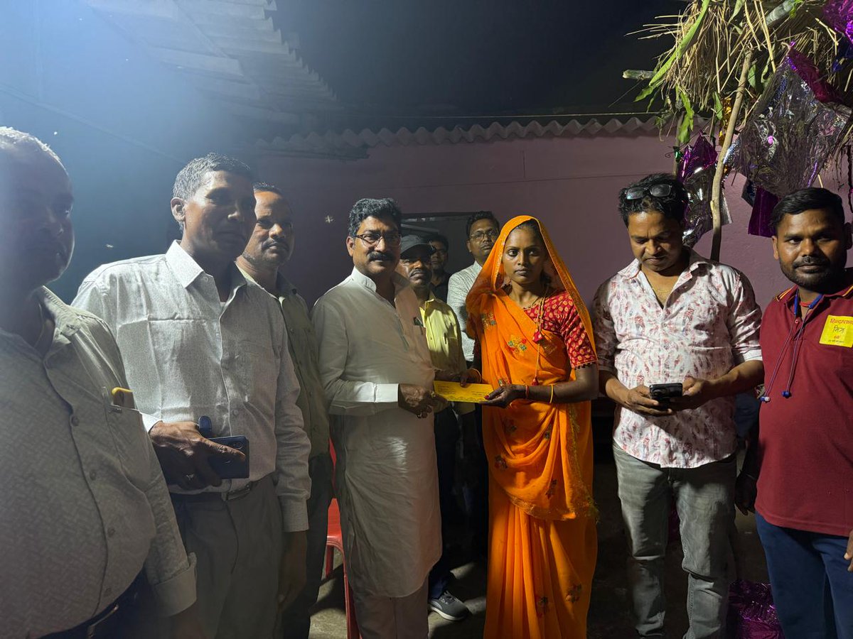 बुढमू प्रखंड के अंतर्गत तुरमुली निवासी  बबलू महतो के सुपुत्री की शादी समारोह में शामिल होकर सुखद वैवाहिक नवदाम्पत्य जीवन जीने के लिए आशीर्वाद दिये।
@IndianNationalCongress 
<a href="/KRajuINC/">K Raju</a> @keshavmahtokamlesh