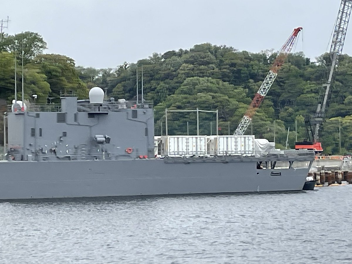 aikososube's tweet photo. 防衛装備庁が現在開発中の電磁力によってマッハ6の砲弾を発射する「レールガン」。そのレールガンを搭載した海上自衛隊試験艦あすかが横須賀湾に停泊していました。最新兵器レールガンは後甲板に置かれ、白いベールに包まれていました。

#レールガン
#ASE6102
#あすか
#軍港めぐり https://t.co/KLLRx7OaxB