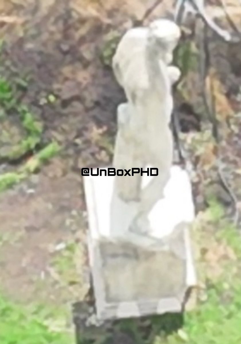 MCUFilmNews's tweet photo. First look at the mysterious statues spotted on the set of 'AVENGERS: DOOMSDAY'.

(📸: @UnBoxPHD) https://t.co/8L4YJvDTZ6