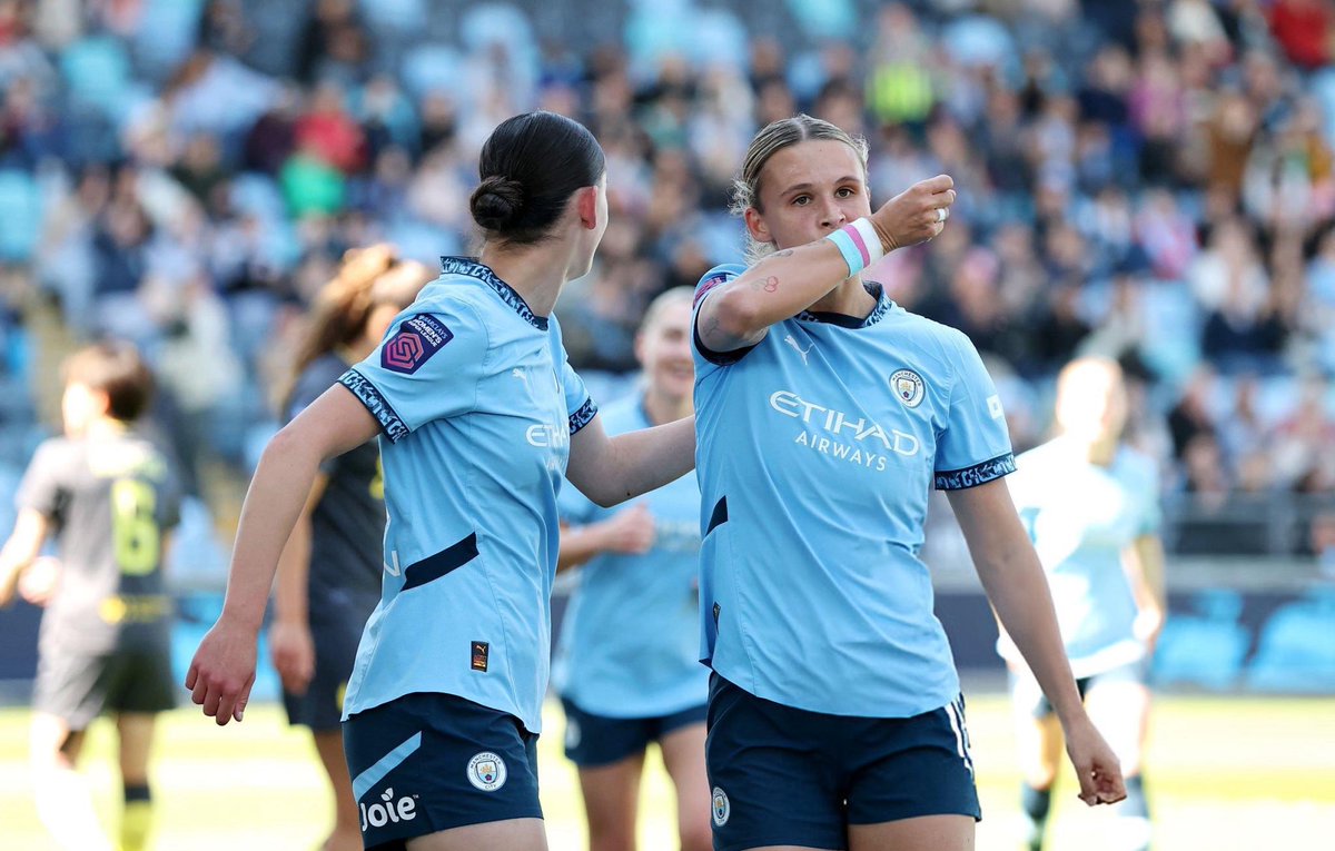 A powerful statement from 24-year-old Dutch Man City player Kerstin Casparij, who showed support for trans people by kissing her wristband after scoring 🏳️‍⚧️