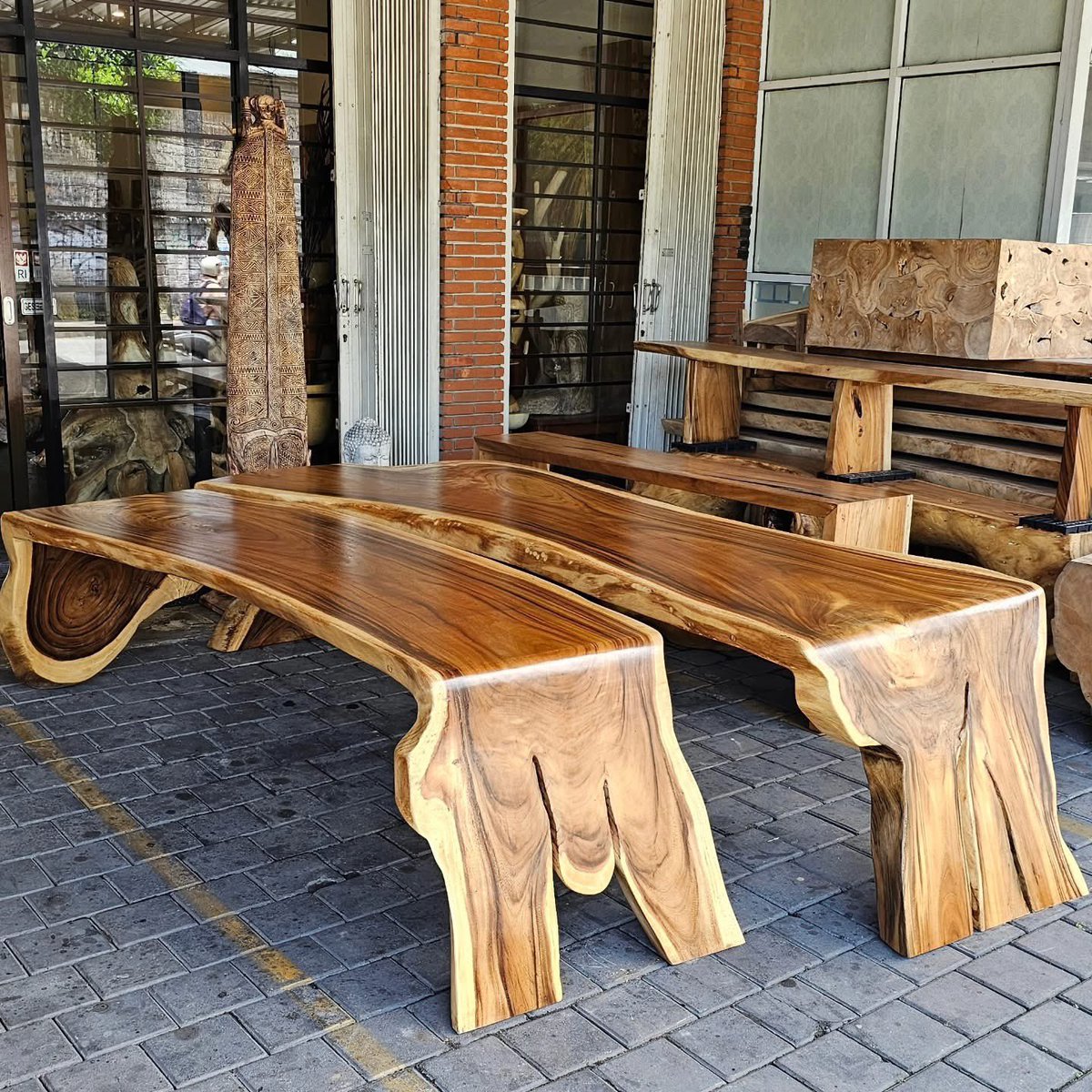 ArsonMarc's tweet photo. Live Edge Waterfall -Shape Dining Tables

Table 1 : (L)285  x ((W)96/85/122 × (H)76cm 
Table 2: (L) 230 x (W)75/72/73 x (H) 76cm

We offer a variety of customized designs and sizes at very affordable prices, along with worldwide shipping.

Interested? Message us for more details. https://t.co/F6jDE68mJc