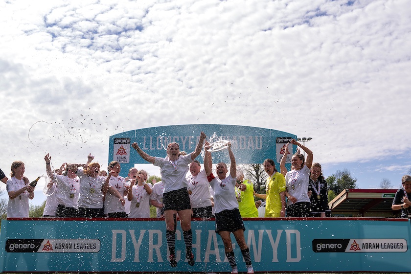 AdranLeagues's tweet photo. 🏆🍾

@PontyUnitedW | #GeneroAdranLeagues https://t.co/mjq72hei0x