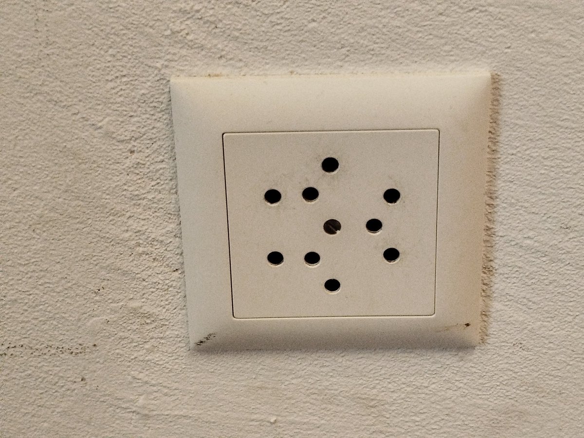 Швейцарская розетка выглядит так. Не шучу