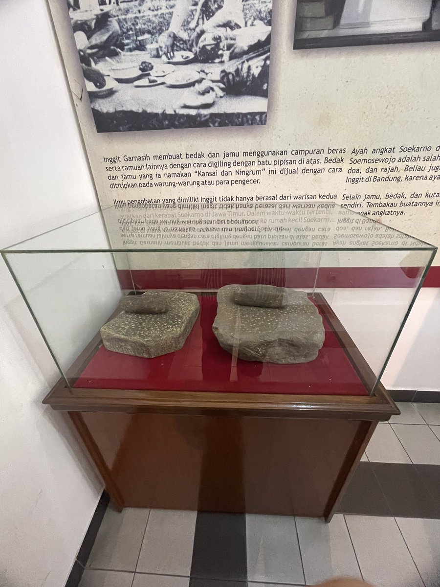 narinaaf_'s tweet photo. Di-story instagram aku posting cerita Inggit garnasih yg bucin bgt ke Soekarno.

Sakit hati sih, udh rela ninggalin kehidupan mewahnya sama saudagar kaya, dia malah lebih milih Soekarno yg masih mahasiswa.

Udah gitu ditinggalin lg akhirnya 😔 https://t.co/Ax2rmwaRdH