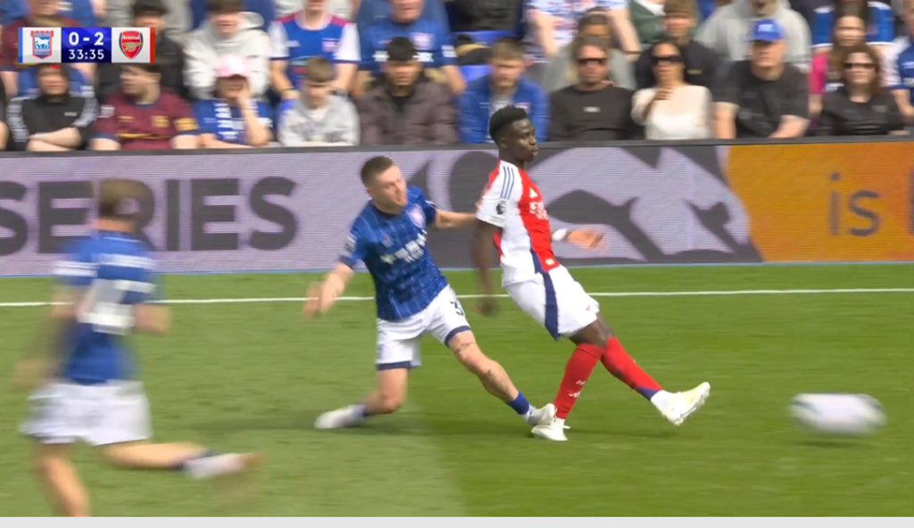 laythy29's tweet photo. I’ve seen too many Arsenal player suffer broken legs after being targeted by ignorant thugs masquerading as footballers to not be appalled at Leif Davis’ dangerous lunge. And saddened but not surprised by many home supporters deciding to boo a player who was nearly badly injured https://t.co/Z0RbVCenMA