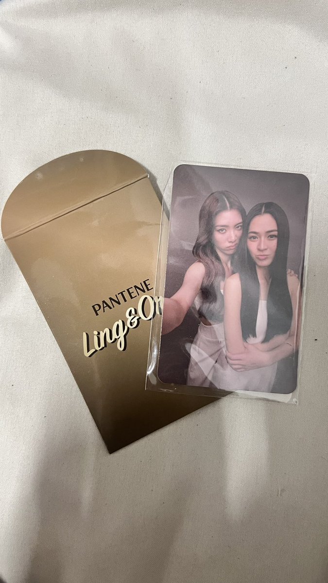 Clothing25's tweet photo. ส่งต่อ #Photocard รูปโมเมนต์น่ารักๆของ #หลิงออม เป็น Limited Edition ของ Pantene มีลายเซ็นพร้อมด้านหลัง 

ขออนุญาตลงส่งต่อนะคะ
300.- รวมส่ง (เนื่องจากเค้าไม่ได้เป็นแม่ๆของหลิงออม 🥲) https://t.co/H8sJsN9dks