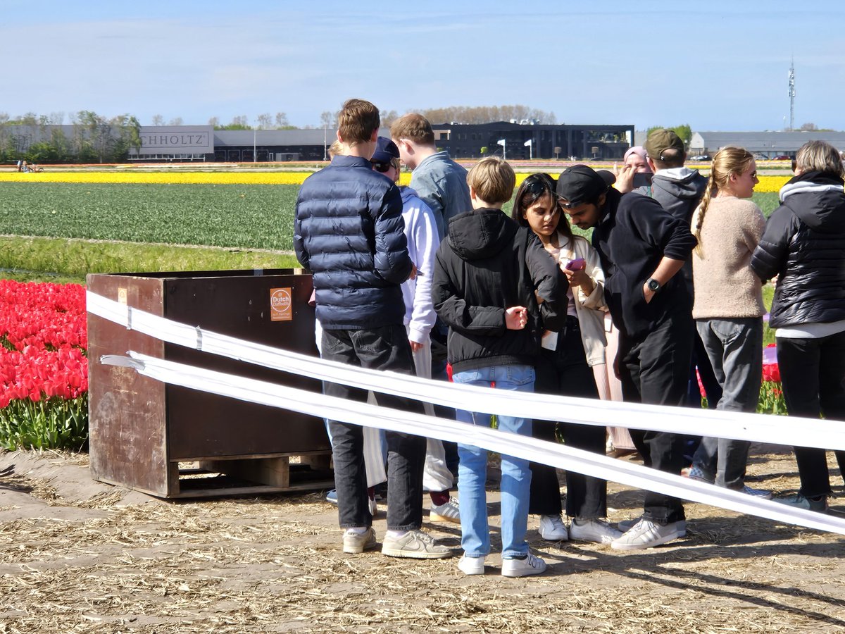 Slimme jongens met handelsgeest doen net of ze toegang verlenen tot een bollenveld. Pakken een tientje en als je moeilijk kijkt 5 euro zodat je zogenaamd voorbij het lint mag. Kan ook met QR code! Helden #Pasen #Pasen2025 #Bollen