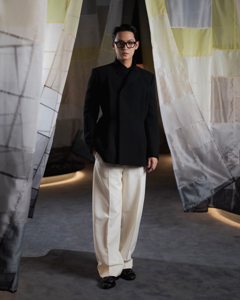 Dior Ambassador MINGYU from @Pledis_17 took part in the opening event of Dongdaemun Design Plaza’s #DiorDesignerofDreams exhibition in Seoul, wearing a sharp #DiorWinter25 ensemble by Kim Jones.
#StarsinDior