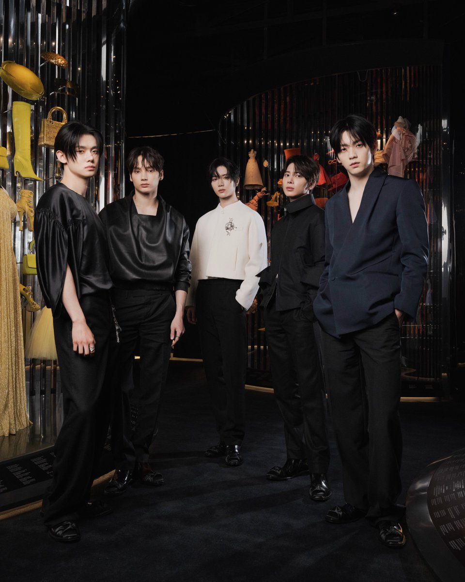 Dongdaemun Design Plaza’s #DiorDesignerofDreams opening in Seoul saw Dior Ambassadors @TXT_BigHit exude charismatic elegance in #DiorWinter25 by Kim Jones.
#StarsinDior