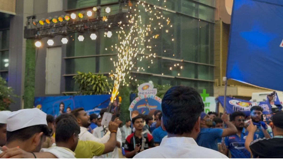 KunalSarangi's tweet photo. तेरी जीत में भी तेरे साथ, तेरी हार में भी तेरे साथ
तेरे टॉप पर भी तेरे साथ, तेरे न होने पर भी तेरे साथ- KS
#Johar Mumbai! We like you but LOVE our HERO #MSD
#msd4ever #dhoni #csk #cskvsmi
#msdhoni𓃵
जय झारखंड! @msdhoni @cricketjsca https://t.co/LE6xIz1eVC