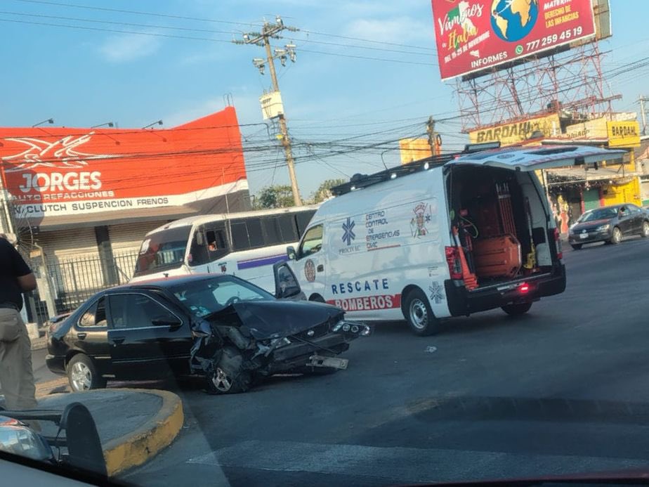 InformateyMas's tweet photo. #Vial ⏰ 7:40 a.m.

Este domingo se registró un accidente 
en el crucero de #Pacsa en bulevar Cuauhnáhuac en Jiutepec, dirección Cuernavaca https://t.co/falOnF9jSd