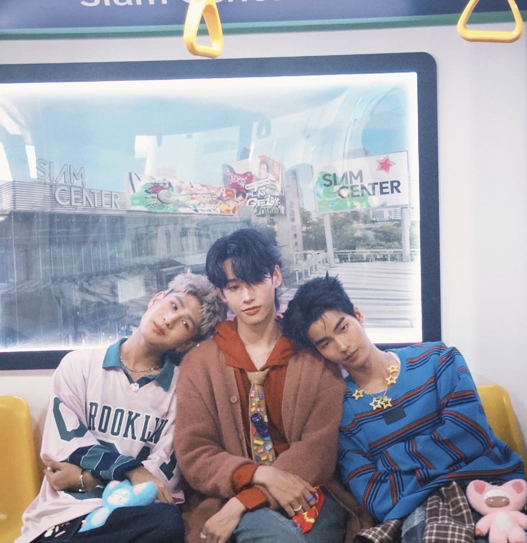kpsick_10's tweet photo. รถไฟฟ้ามหานะเธอมาก คนกลางเหมยลี่ปะ
VJ PHOP DEDEE X SIAMCENTER
#SiamCenterxVJPhopDedee
#ppophs #VJ #Dedee https://t.co/Qv4vyFr5n0