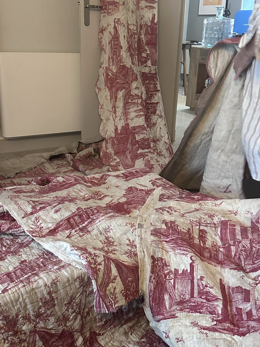 When you buy the best 18th century french textiles. #southoffrance #barjac #thebiddingroom