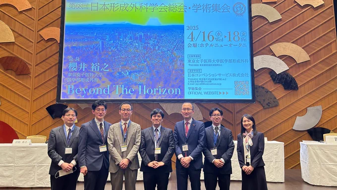 形成外科学会総会もう一つの発表はシンポジウム「メディアエンターテイメントを通じて形成外科の未来を考える」
漫画を通して形成外科を広く知ってもらう試みとしての「ザッツ形成外科」の連載について発表してきました。

社会における形成外科の役割や見せ方について建設的な議論をしてきました! 