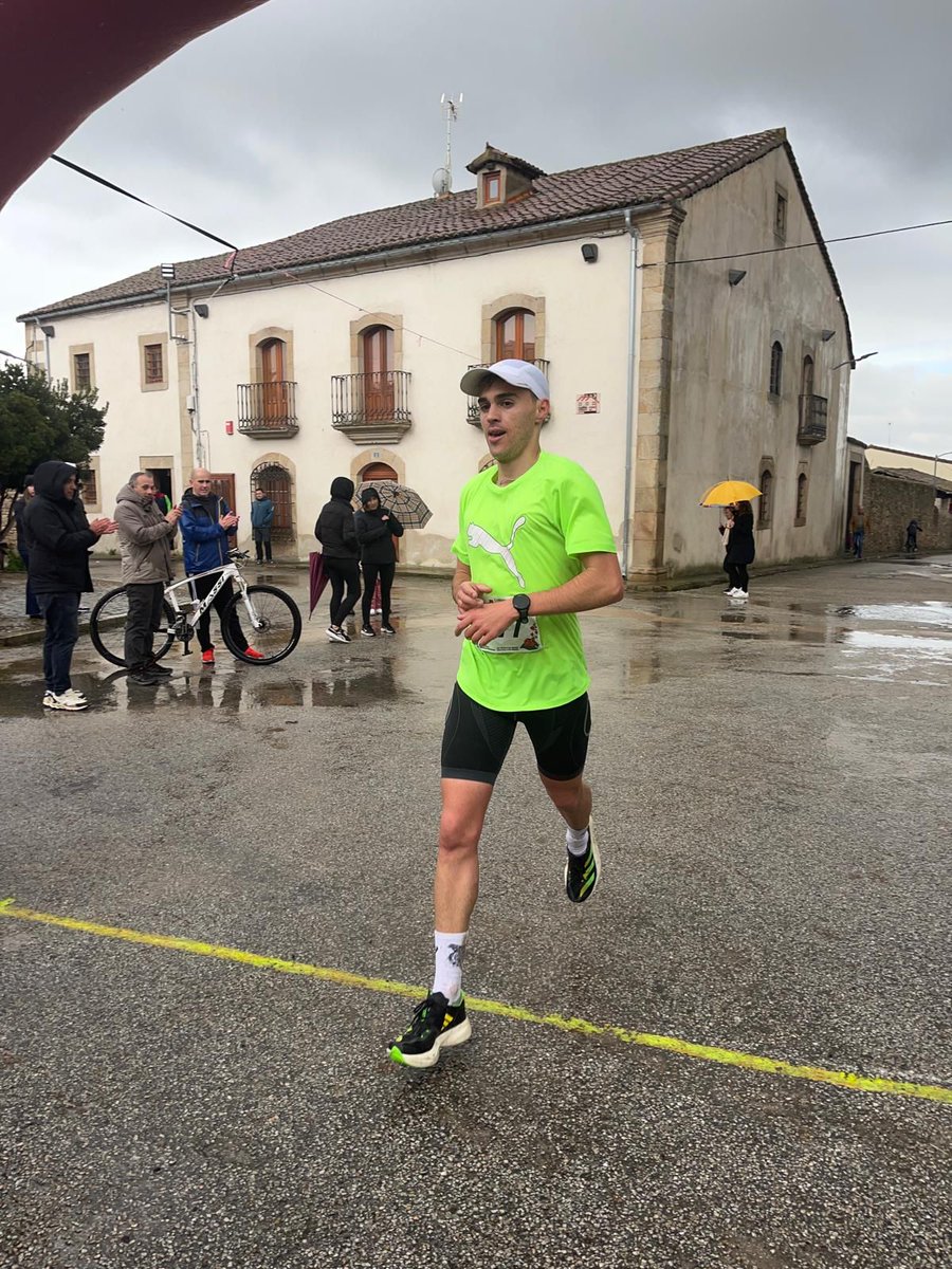En Semana Santa se descansa de currar, si se puede, pero no de correr. Y hay que felicitar a nuestro Pablo Montalbán @pablomontalbann por ganar su primera prueba absoluta en Salamanca, la VI Murallatón Tomás Martín en Yecla de Yeltes (7,8 km)