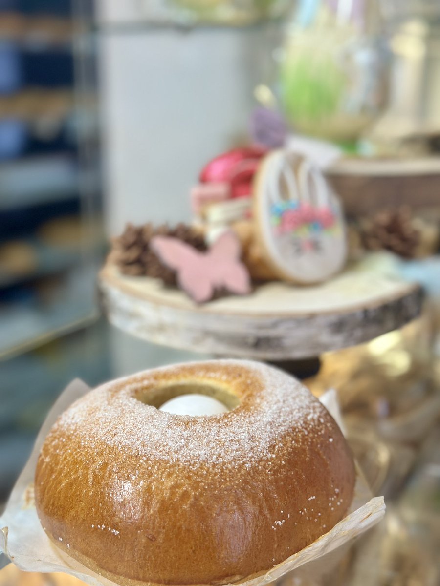 SantaPolaTurism's tweet photo. 🐰🥚 ¡Felices Pascuas! Siguiendo con la tradición domingo y lunes nos comemos la mona en #SantaPola acompañada con la expresión: “Ací em pica, ací em cou i ací et trenque a l’ou”: Aquí me pica, aquí me escuece y aquí te rompo el huevo” y nos divertimos estrellando el huevo a algún familiar o amigo. 😆
La mona es un dulce hecho a partir de harina, huevos y azúcar que podéis encontrar en #SemanaSanta en cualquier panadería tradicional de #SantaPola
 También existe una versión sin huevo llamada “fogaseta” ¡Buenísimas!