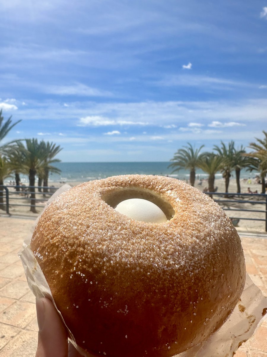 SantaPolaTurism's tweet photo. 🐰🥚 ¡Felices Pascuas! Siguiendo con la tradición domingo y lunes nos comemos la mona en #SantaPola acompañada con la expresión: “Ací em pica, ací em cou i ací et trenque a l’ou”: Aquí me pica, aquí me escuece y aquí te rompo el huevo” y nos divertimos estrellando el huevo a algún familiar o amigo. 😆
La mona es un dulce hecho a partir de harina, huevos y azúcar que podéis encontrar en #SemanaSanta en cualquier panadería tradicional de #SantaPola
 También existe una versión sin huevo llamada “fogaseta” ¡Buenísimas!