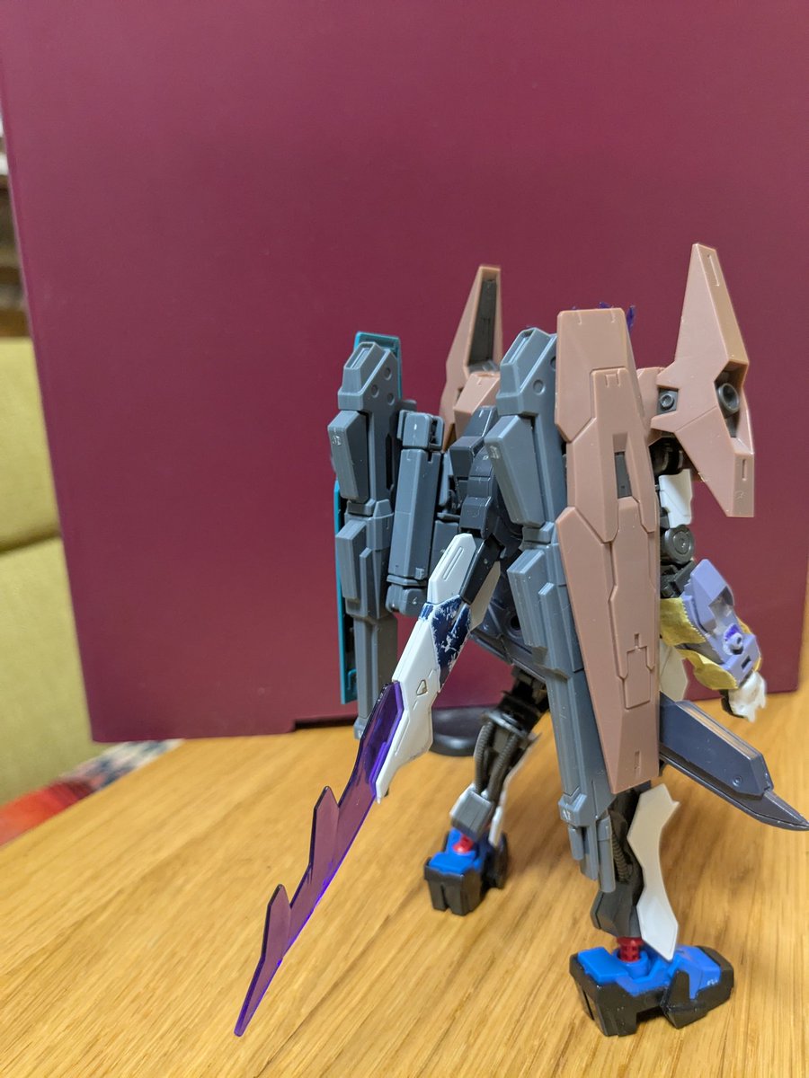 ｎ回目のお久しぶりです
写真撮らないで課題の合間合間でちまちま進めてたらこんなんになっちまいました。
名前はガンダム・オリアスにしました！
この間ネットでアスタロトを買ったので届いたら頭とか変えるかもです。
#ガンプラはどんな自由な発想で作ってもいいんだ #ガンプラ改造